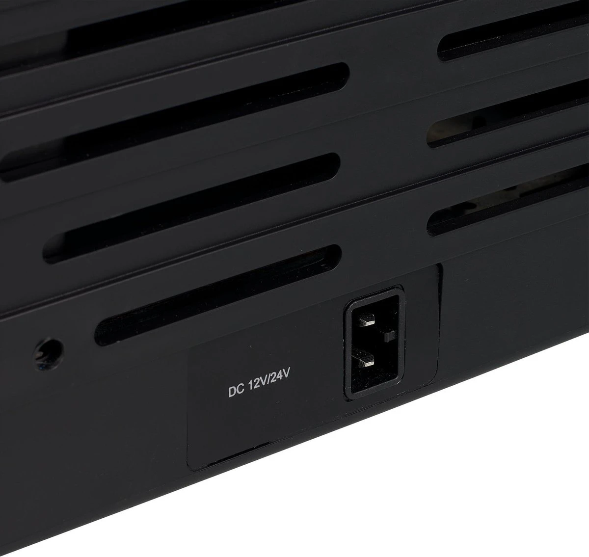 Campart Koelbox XXL CB-8695 – Koelen En Vriezen – LED Display Met Digitale Temperatuurweergave - Coolbox 230V En 12V - 35 Liter - Zwart 6 Campart Koelbox XXL CB-8695 – Koelen En Vriezen – LED Display Met Digitale Temperatuurweergave - Coolbox 230V En 12V - 35 Liter - Zwart - Afbeelding 6