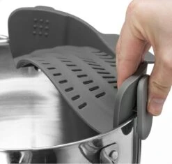 SensaHome- Siliconen Vergiet - Keuken Afgietdeksel - Afgiethulp - Siliconen - BPA Vrij - Grijs 38 SensaHome- Siliconen Vergiet - Keuken Afgietdeksel - Afgiethulp - Siliconen - BPA Vrij - Grijs -Buiten Kamperen 1200x1144 6