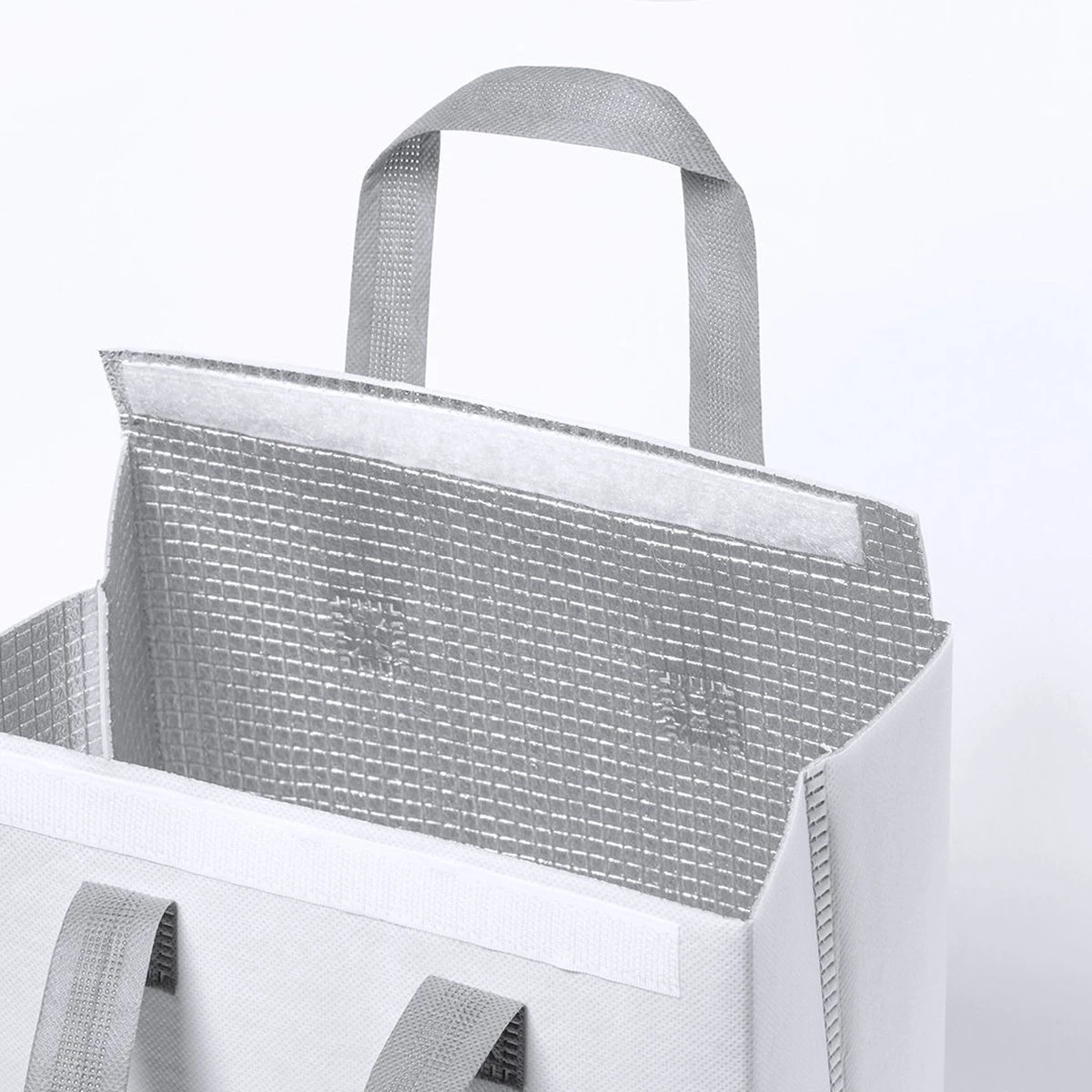 Merkloos Koeltas - Lunchtas - Koeltasje Lunch - Koelelementen - Isolatie - Volwassenen - Dames - Heren - Klittenbandsluiting - 23 X 29 Cm - Kunststof - Aluminium - Wit 5 Merkloos Koeltas - Lunchtas - Koeltasje Lunch - Koelelementen - Isolatie - Volwassenen - Dames - Heren - Klittenbandsluiting - 23 X 29 Cm - Kunststof - Aluminium - Wit - Afbeelding 5