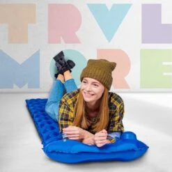 TRVLMORE Slaapmat - Zelfopblazend - 1 Persoons - Ingebouwde Pomp En Kussen - Blauw -Buiten Kamperen 1200x1200 1731