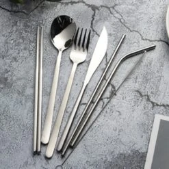 House Of Husk Reisbestek - Reis Bestekset - Chopsticks - Metalen Rietjes Met Borstel - Lepel - Vaatwasserbestendig - RVS - 7 Delig - Zilver 8 House Of Husk Reisbestek - Reis Bestekset - Chopsticks - Metalen Rietjes Met Borstel - Lepel - Vaatwasserbestendig - RVS - 7 Delig - Zilver -Buiten Kamperen 1200x1200 1806