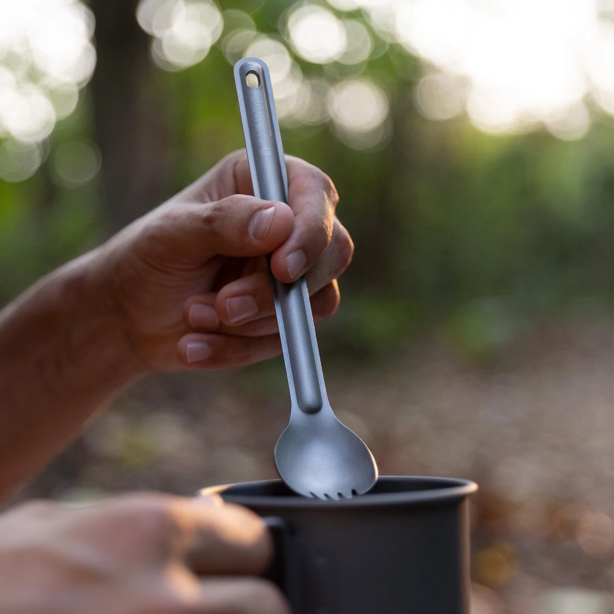 Navaris 2x Spork Met Extra Lange Handgreep - Set Van 2 - Campingbestek Van Titanium - Bestek Voor Onderweg - Lichtgewicht - Inclusief Bewaarzakje 2 Navaris 2x Spork Met Extra Lange Handgreep - Set Van 2 - Campingbestek Van Titanium - Bestek Voor Onderweg - Lichtgewicht - Inclusief Bewaarzakje - Afbeelding 2