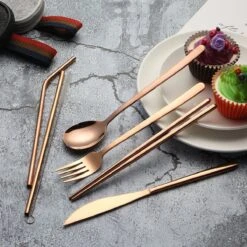 House Of Husk Reisbestek - Reis Bestekset - Chopsticks - Metalen Rietjes Met Borstel - Lepel - Vaatwasserbestendig - RVS - 7 Delig - Rose Goud 9 House Of Husk Reisbestek - Reis Bestekset - Chopsticks - Metalen Rietjes Met Borstel - Lepel - Vaatwasserbestendig - RVS - 7 Delig - Rose Goud -Buiten Kamperen 1200x1200 1881