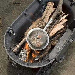 Kikkerland Huckleberry Popcorn Maker - Maak Je Eigen Popcorn - Popcornpan - Kampvuur - Buitenspeelgoed - Buitenspelen - Kamperen 14 Kikkerland Huckleberry Popcorn Maker - Maak Je Eigen Popcorn - Popcornpan - Kampvuur - Buitenspeelgoed - Buitenspelen - Kamperen -Buiten Kamperen 1200x1200 1887