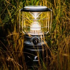 Favour L0944 Retro LED Lantaarn Hoog Vermogen 1300 Lumen, Vintage Design, Tuinlantaarn, Camping Lamp, Stormlantaarn Kleurtemperatuur Instelbaar Warm Wit Tot Koel Wit, Traploos Dimbaar Incl. Kaarslichtstand 20 Favour L0944 Retro LED Lantaarn Hoog Vermogen 1300 Lumen, Vintage Design, Tuinlantaarn, Camping Lamp, Stormlantaarn Kleurtemperatuur Instelbaar Warm Wit Tot Koel Wit, Traploos Dimbaar Incl. Kaarslichtstand -Buiten Kamperen 1200x1200 2059