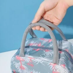 Koeltas - Lunchtas - Volwassenen En Kinderen - Compact & Handig: Zomer - Picknick -School - Lunch - Werk - Grijs Flamingo 14 Koeltas - Lunchtas - Volwassenen En Kinderen - Compact & Handig: Zomer - Picknick -School - Lunch - Werk - Grijs Flamingo -Buiten Kamperen 1200x1200 981