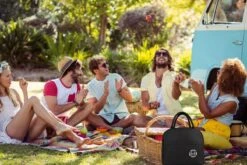 Koeltas - Lunchtas - Volwassenen En Kinderen - Compact & Handig: Zomer - Picknick -School - Lunch - Werk - Klassiek Zwart 12 Koeltas - Lunchtas - Volwassenen En Kinderen - Compact & Handig: Zomer - Picknick -School - Lunch - Werk - Klassiek Zwart -Buiten Kamperen 1200x801 15