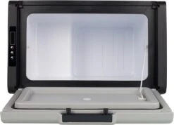 Campart Koelbox XXL CB-8695 – Koelen En Vriezen – LED Display Met Digitale Temperatuurweergave - Coolbox 230V En 12V - 35 Liter - Zwart 9 Campart Koelbox XXL CB-8695 – Koelen En Vriezen – LED Display Met Digitale Temperatuurweergave - Coolbox 230V En 12V - 35 Liter - Zwart -Buiten Kamperen 1200x866 5