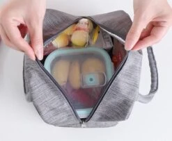 Koeltas - Lunchtas - Volwassenen En Kinderen - Compact & Handig: Zomer - Picknick -School - Lunch - Werk - Klassiek Grijs 23 Koeltas - Lunchtas - Volwassenen En Kinderen - Compact & Handig: Zomer - Picknick -School - Lunch - Werk - Klassiek Grijs -Buiten Kamperen 1200x987 1